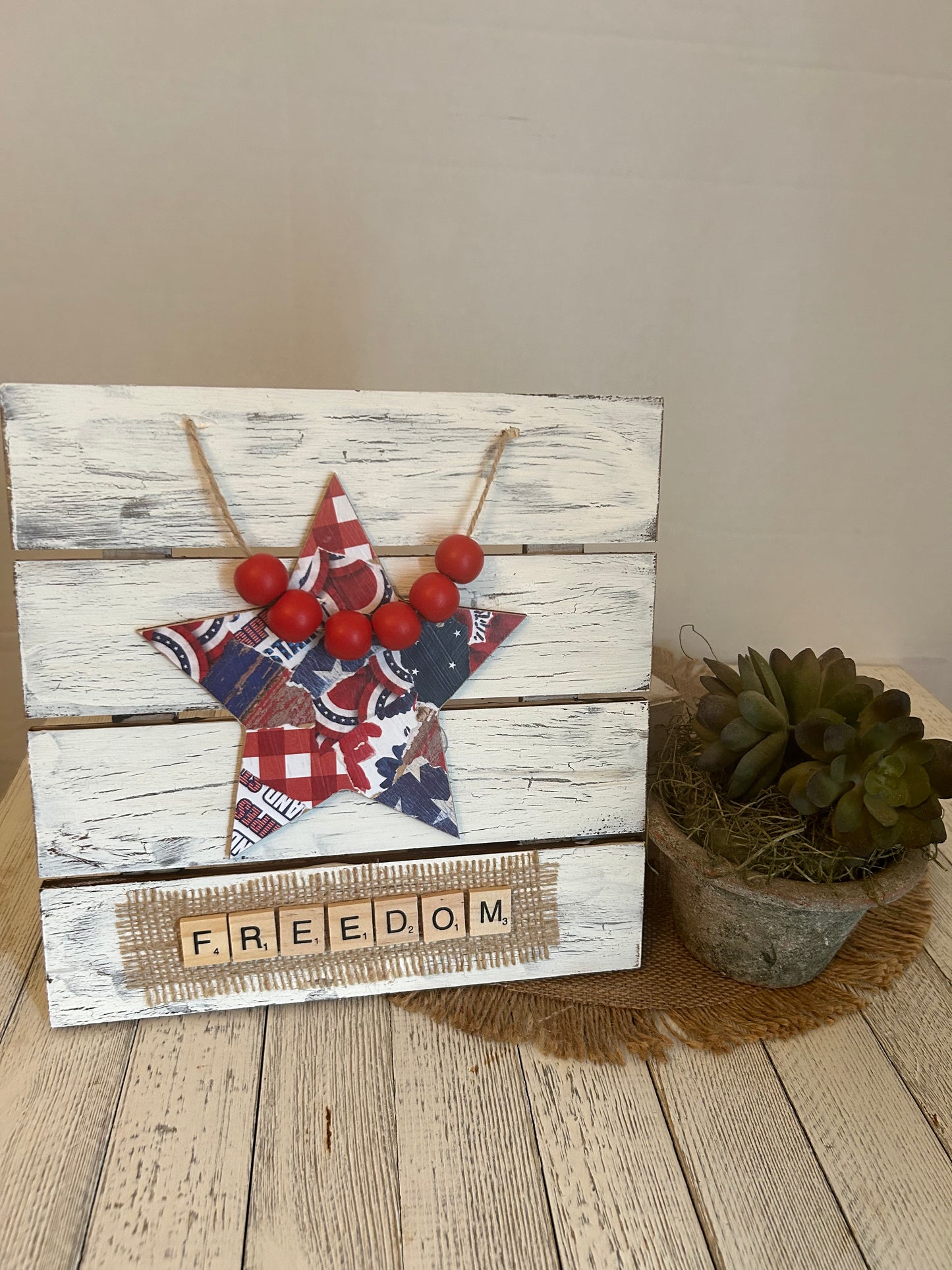 Freedom shelf sitter or hanger