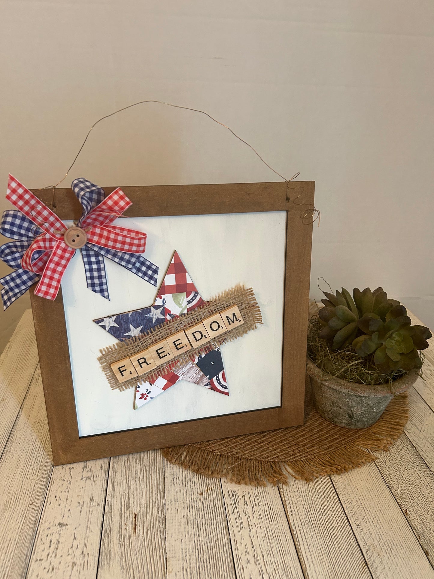 Freedom shelf sitter or hanger